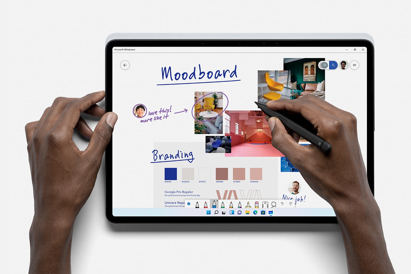 Die Hände einer Person interagieren mit Surface Laptop Studio for Business. Die eine Hand hält den Rand des Bildschirms, die andere Hand hält Surface Slim Pen 2 for Business.
