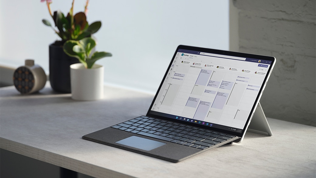 Surface Pro 8 pour les entreprises sur un bureau avec le pied intégré ouvert et un clavier Type Cover associé.