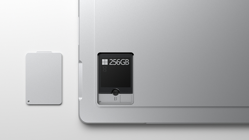 Zijaanzicht van twee Surface Pro 7+ apparaten voor zakelijk gebruik, waarbij de ene de achterkant van het apparaat toont en de andere het scherm.