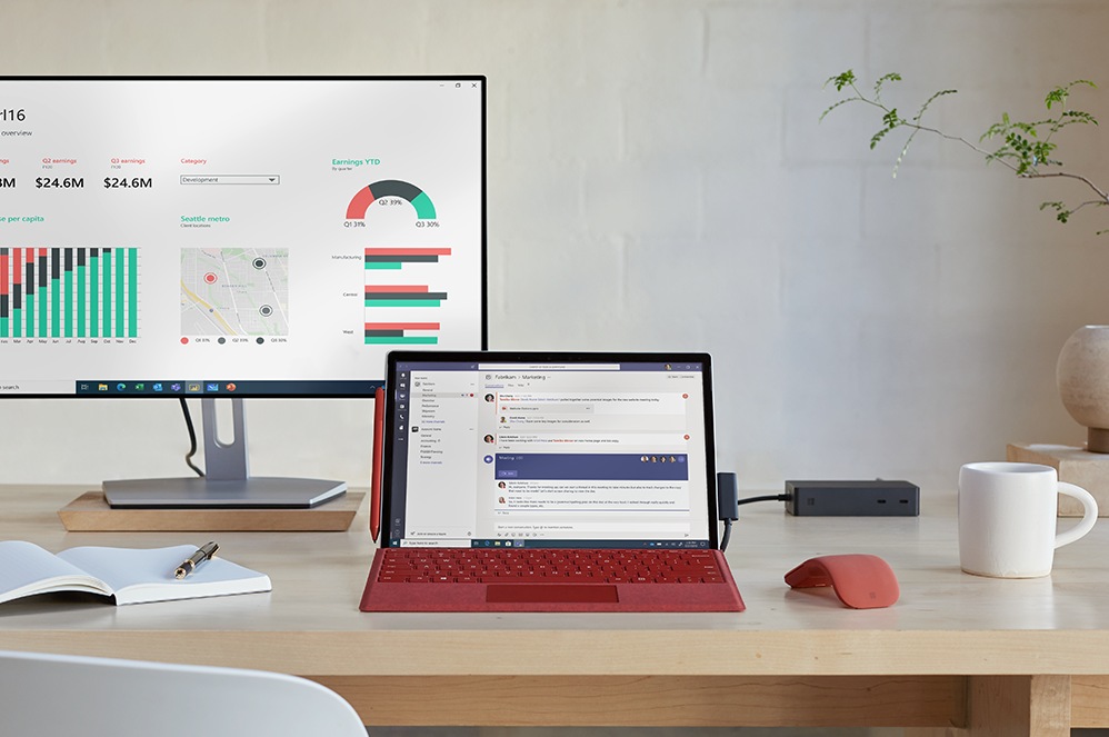 Aanzicht van een bureau met daarop een Surface Pro 7+ voor zakelijk gebruik, een monitor, muis en pen.