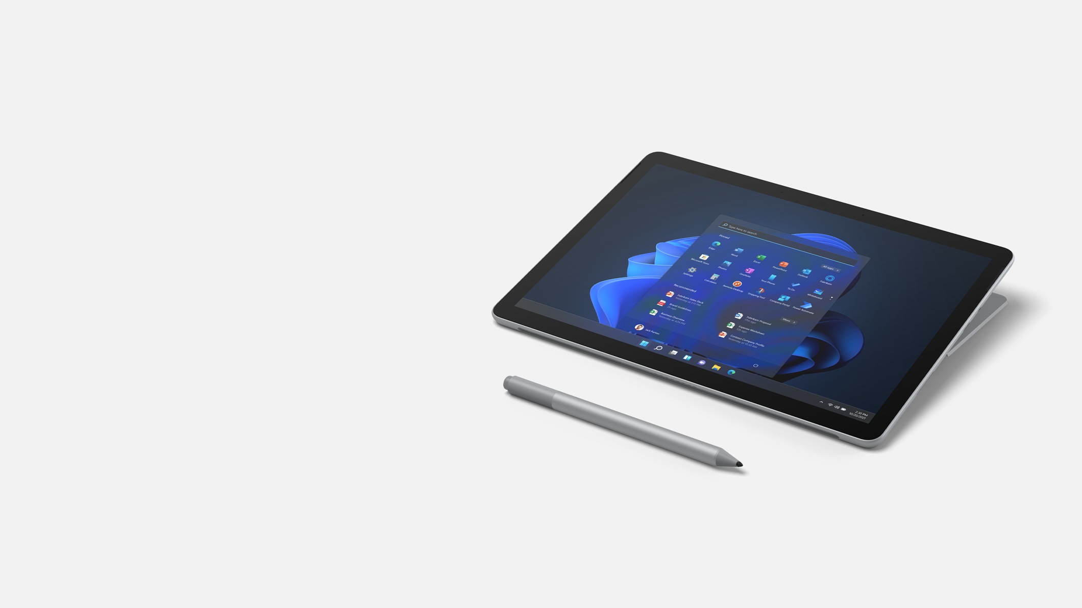 Surface Go 3 en couleur Platine, présentée en mode studio à côté d’un stylet numérique.