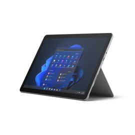 Surface Go 3 in Platin mit ausgeklapptem Klappständer – Schrägansicht.