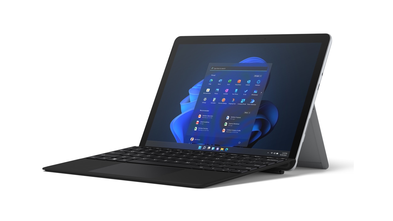Seitenansicht des Surface Go 3 in Platin im Laptop-Modus mit einem Surface Type Cover.