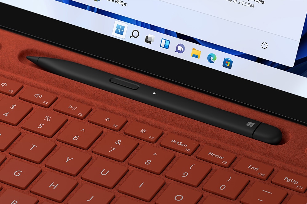 Een close-up van Surface Slim Pen 2 die oplaadt.
