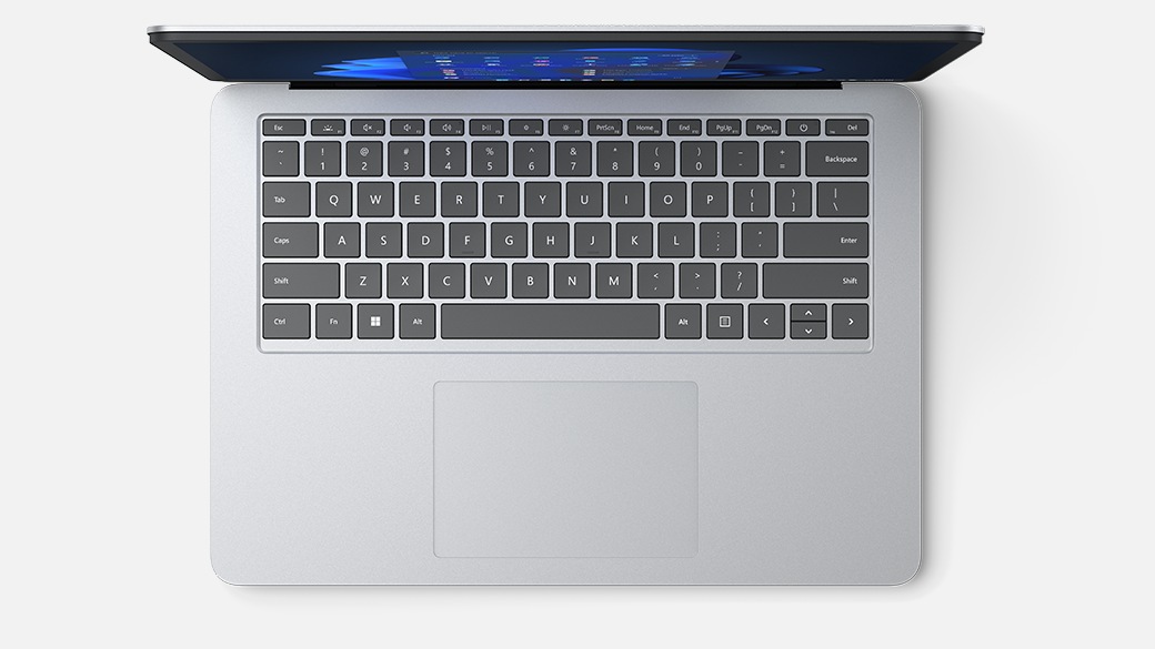 Eine Person sitzt an einem Schreibtisch und schreibt mit Surface Slim Pen 2 for Business auf Surface Laptop Studio for Business.