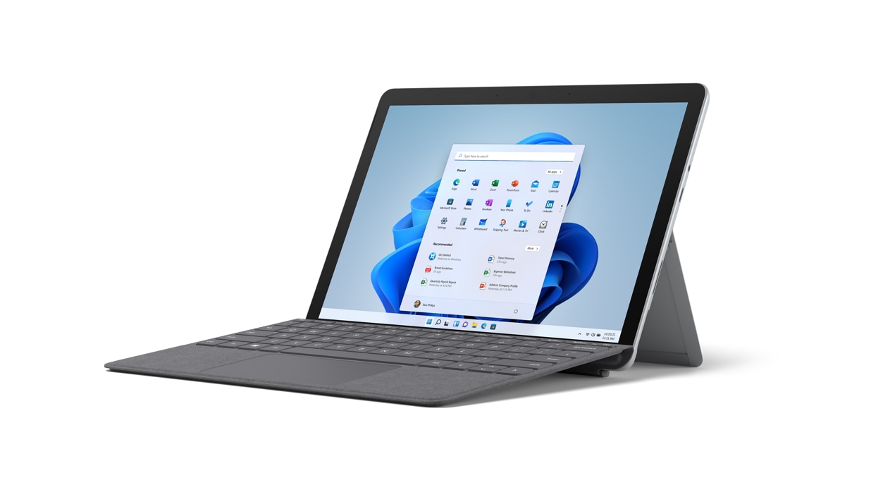 Vista en ángulo del Surface Go 3 en color platino, ilustrado en modo portátil con una funda con teclado Surface.