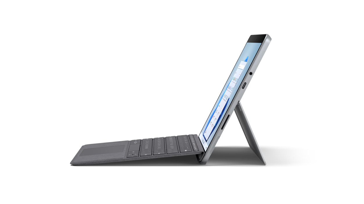 Seitenansicht eines Surface Go 3 in Platin, dargestellt im Laptop-Modus mit einem Surface Type Cover.