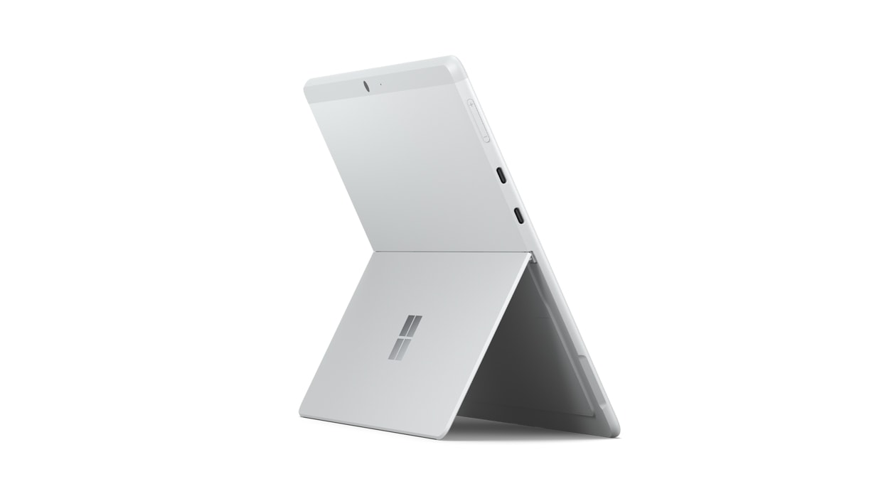 Surface Pro X in Platin – Schrägansicht von hinten