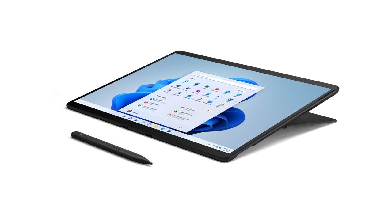 Surface Pro X in Schwarz mit Surface Slim Pen – Studio-Schrägansicht.