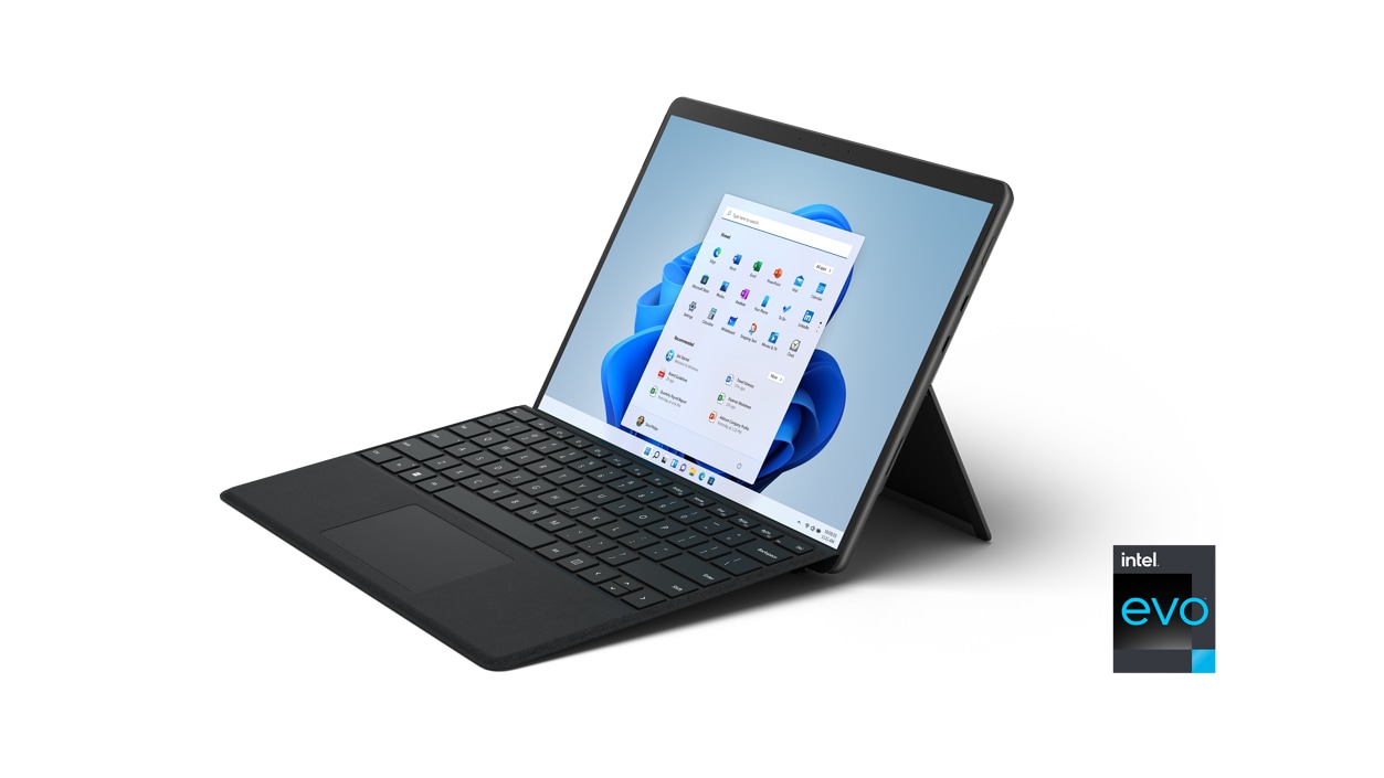 Un Surface Pro 8 Noir posé sur un bureau avec un clavier Type Cover attaché