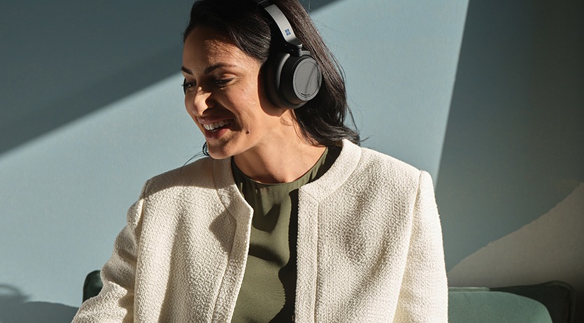 Een persoon draagt Surface Headphones 2+