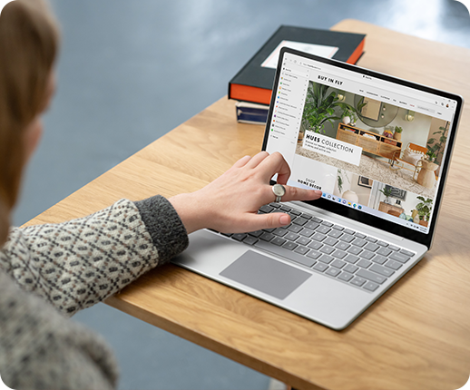 A Surface Laptop Go 2 eszköz érintőképernyőjét kezelő személy