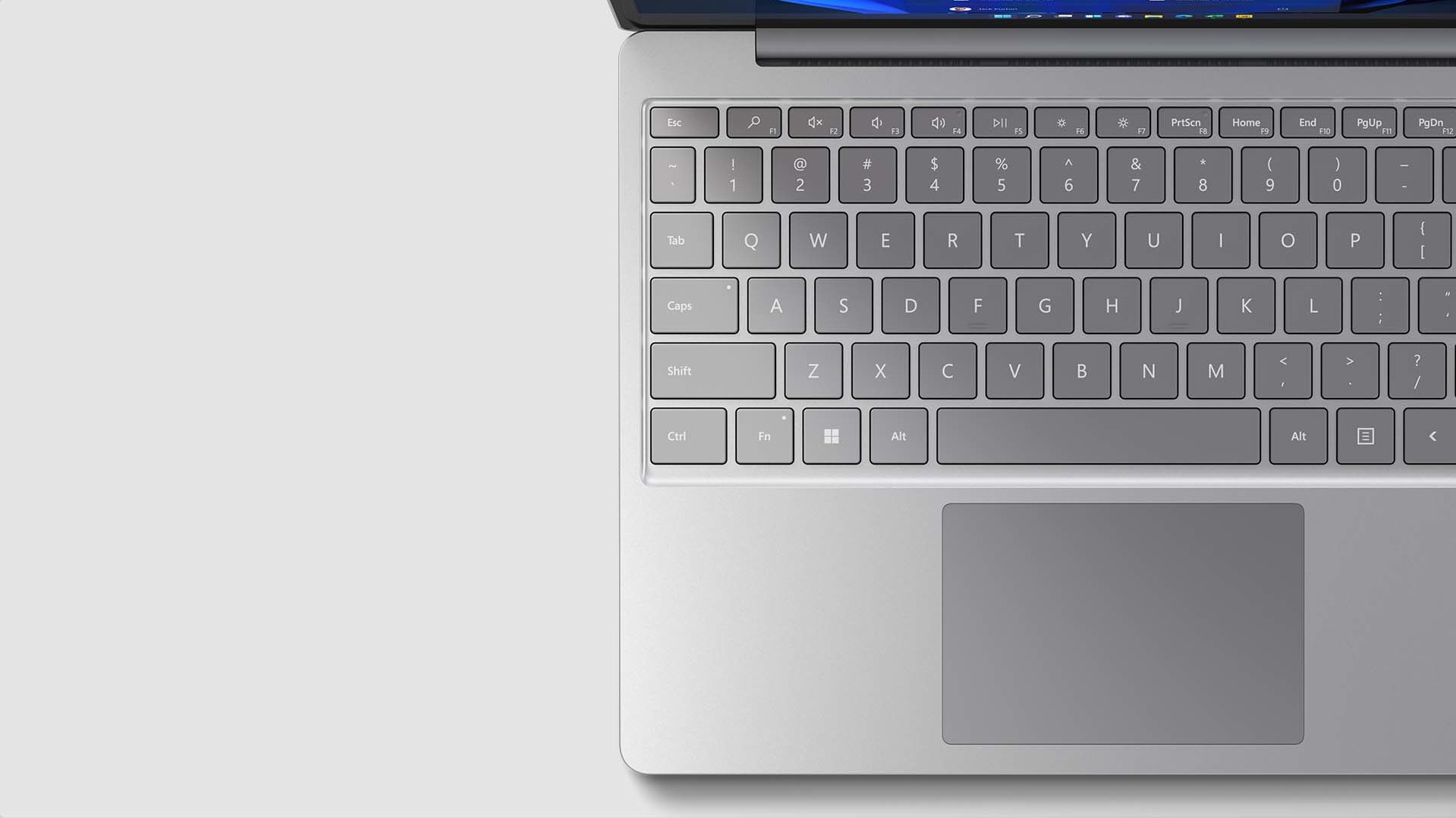 มุมมองแบบซูมเข้าของคีย์บอร์ดแบบเต็มขนาดบน Surface Laptop Go 2