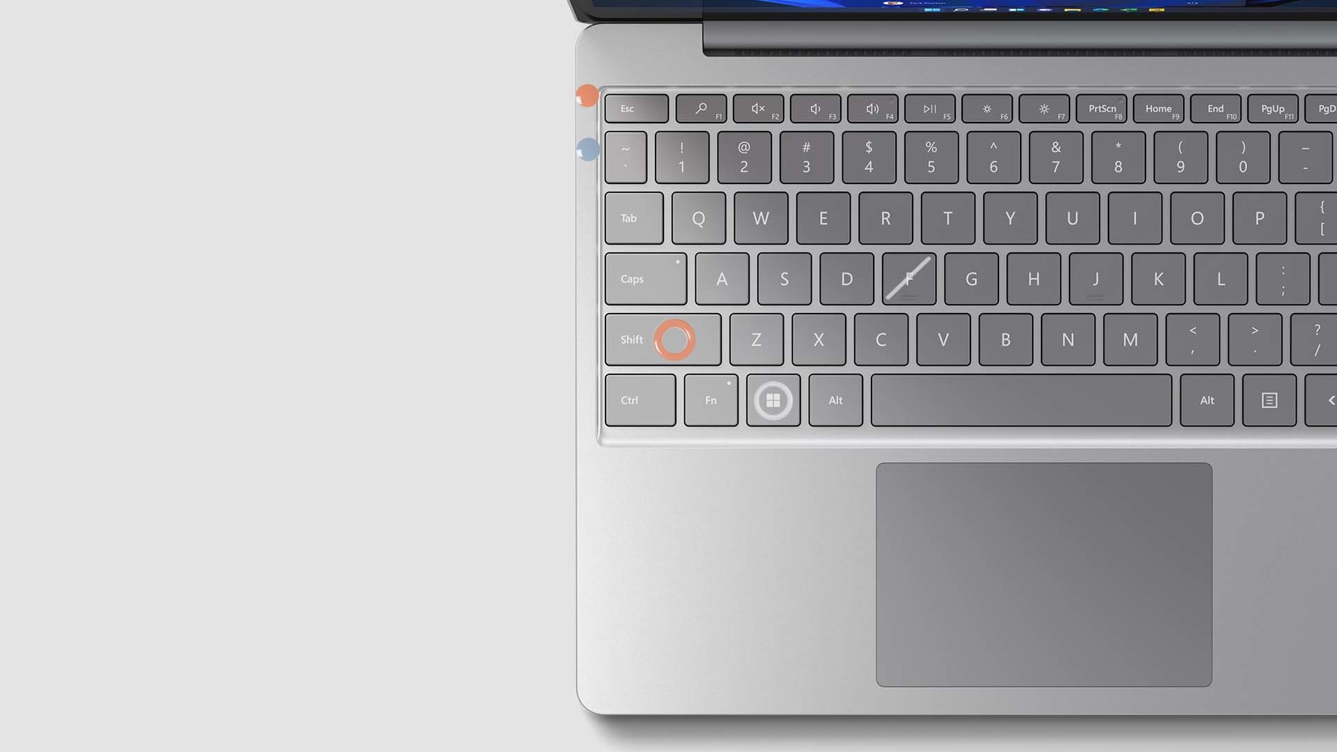 Vue agrandie du clavier complet du Surface Laptop Go 2. Les éléments du kit adaptatif du Surface sur un clavier.