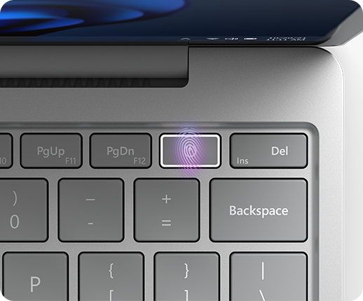 Et nærbillede af tænd/sluk-knappen med fingeraftryk på Surface Laptop Go 2