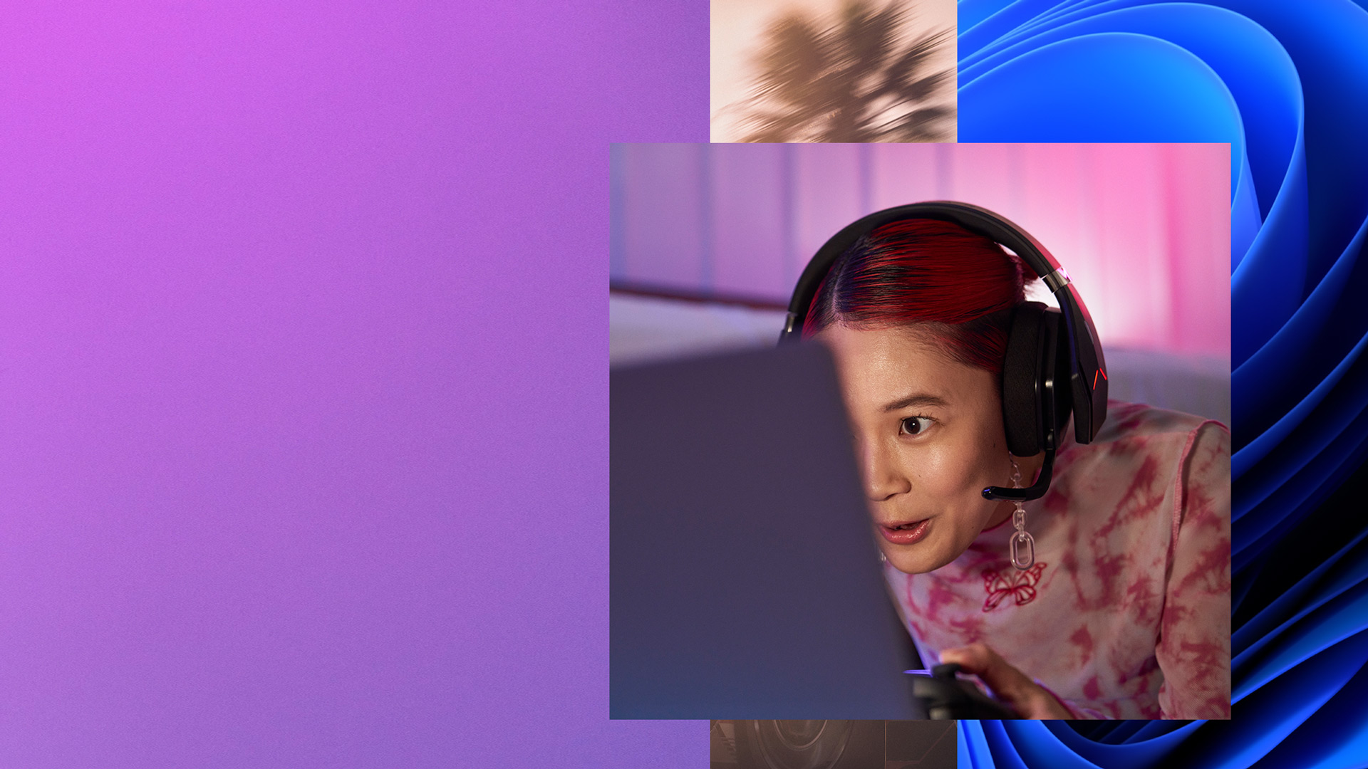헤드폰을 쓰고 컨트롤러를 쥔 상태로 컴퓨터 화면을 보고 있는 소녀