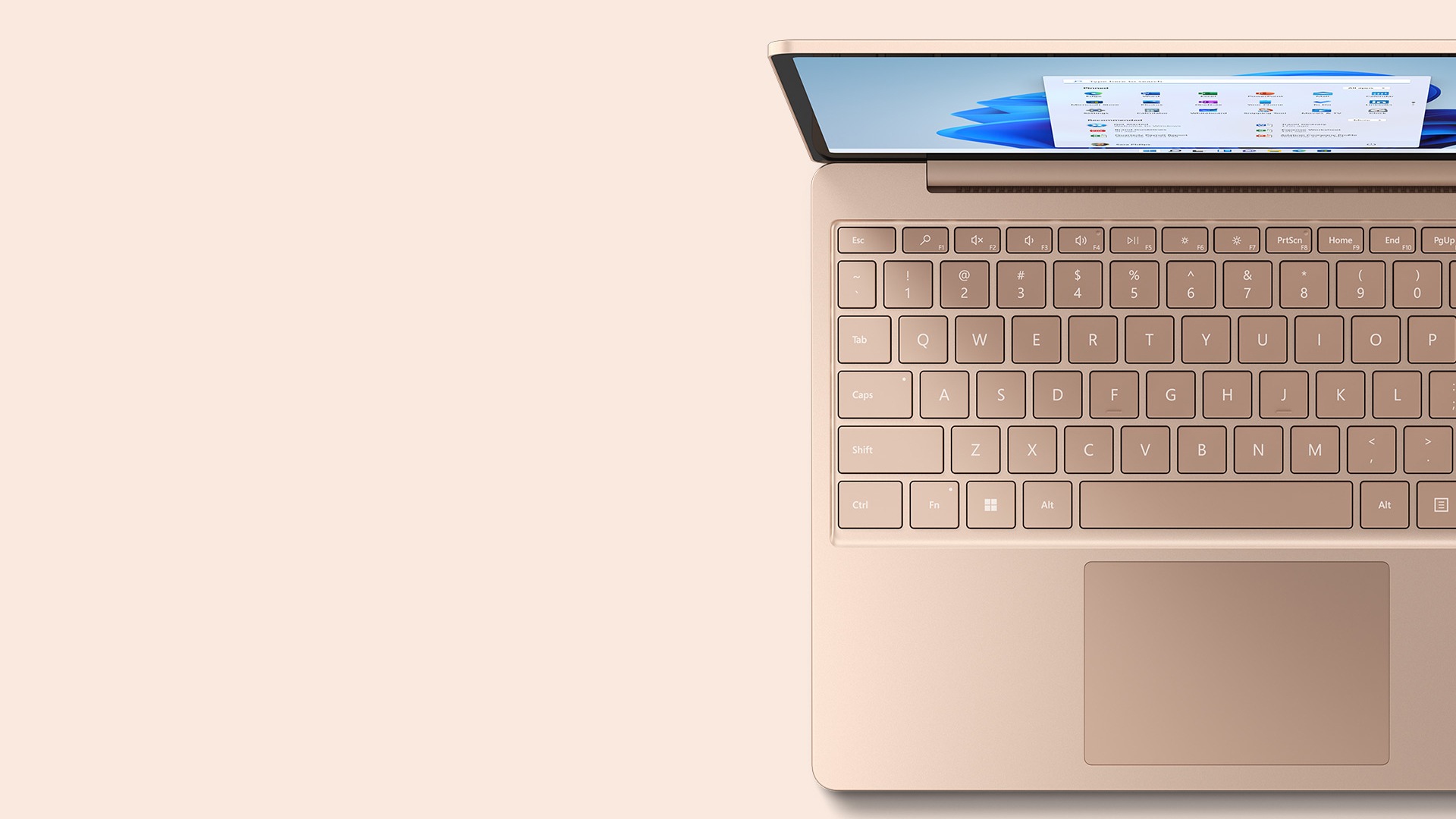 從上方檢視砂岩金 Surface Laptop Go 2 的特色鍵盤。