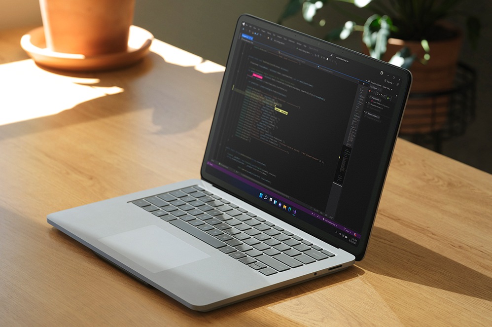 화면에 Visual Studio가 있는 책상 위의 노트북.