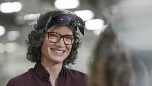 Une personne porte un casque HoloLens 2. 