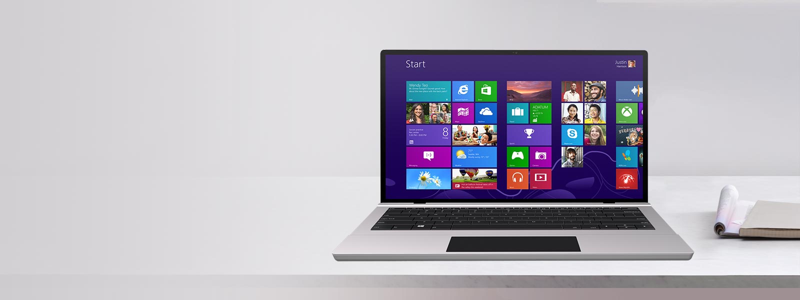 Portátil Windows 8 sobre un escritorio