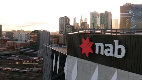 Das Logo der National Australia Bank an der Seite eines Gebäudes.