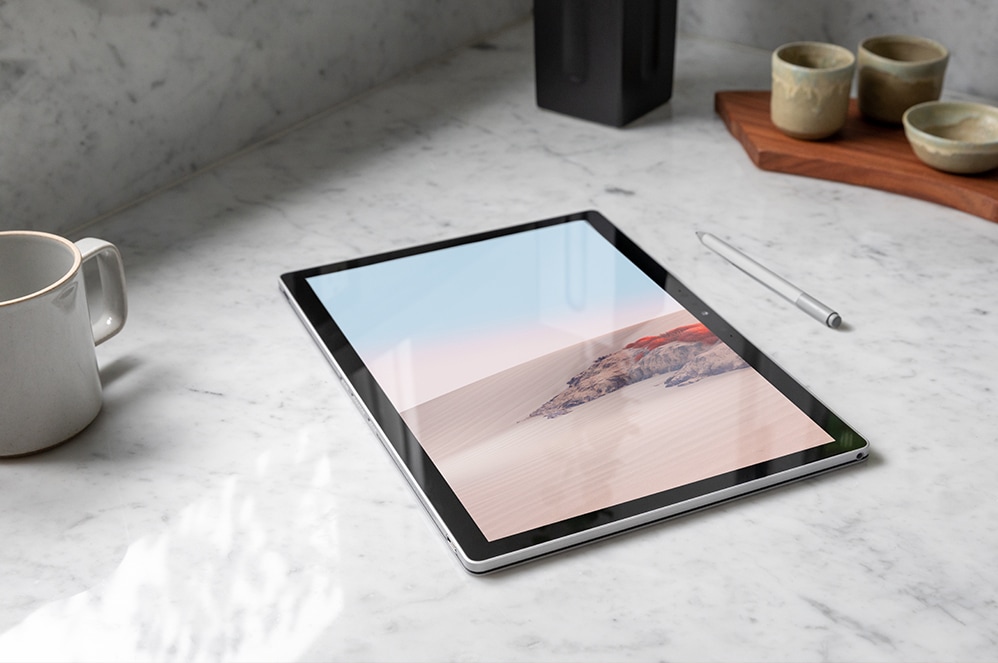 Personne assise à table travaillant avec un stylet Surface et Surface Caméra intelligente pour Surface Hub 2