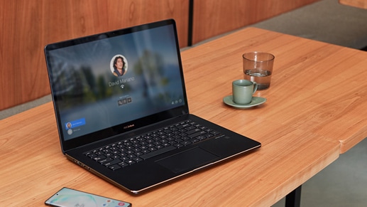 Un ordinateur portable posé sur un bureau avec l'écran Windows Hello