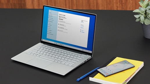 Notebook s obrazovkou Windows Update leží na stole