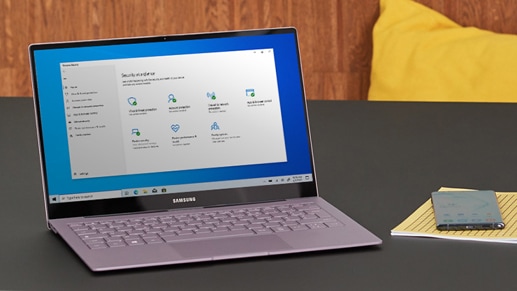 Notebook s obrazovkou programu Microsoft Defender leží na stole