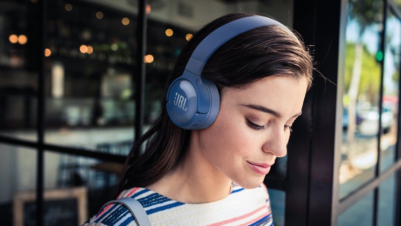 Woman wearing JBL Tune600 headphones in Blue.