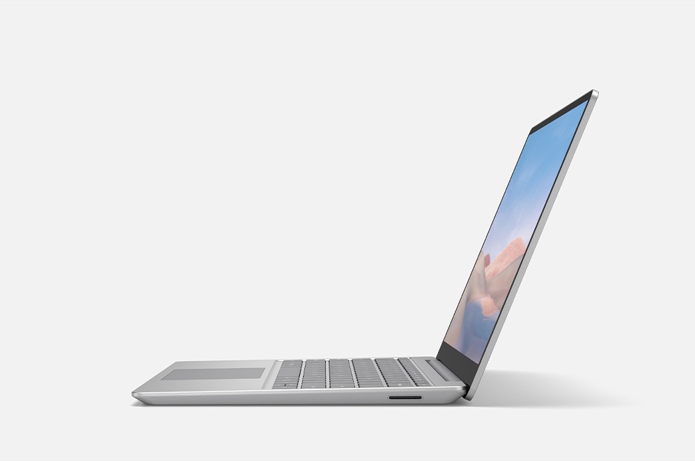 Perfil lateral de Surface Laptop Go abierto con un fondo blanco.