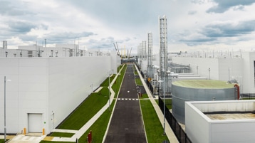 Een buitenaanzicht van een duurzame fabriek