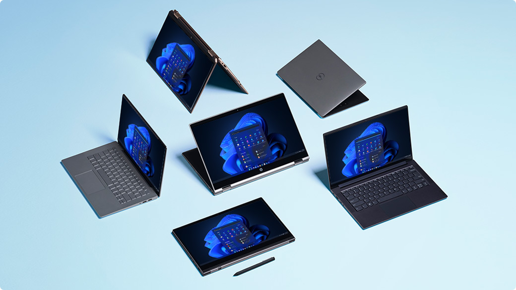 Mehrere Laptops und 2-in-1-Geräte, auf denen der Windows 11-Startbildschirm angezeigt wird