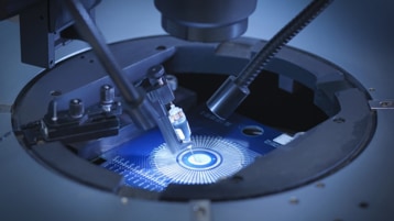 Una captura de pantalla del vídeo que muestra una máquina fabricando una pieza electrónica.