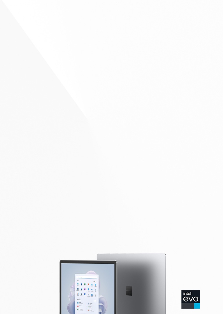 Obě velikosti Surface Laptop 5 jsou zobrazeny zády k sobě, přičemž 13,5" je vpředu zcela otevřený a zobrazuje obrazovku Start v platinové barvě. 15" model směřuje k zadní části snímku s částečně otevřeným víkem. Nese certifikaci Intel Evo.