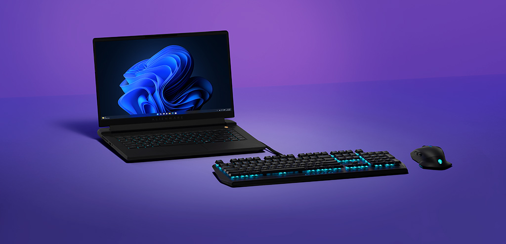 PC mit Windows-Blüte im dunklen Modus mit Tastatur und Maus