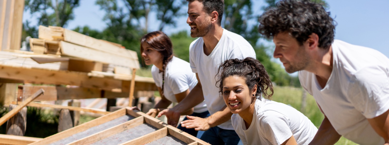 Een groep vrijwilligers op een bouwplaats.