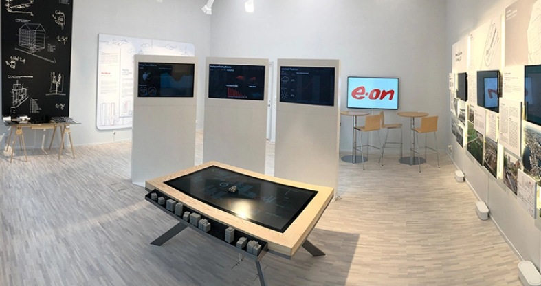 Showroom von E-on mit einigen Bildschirmen.