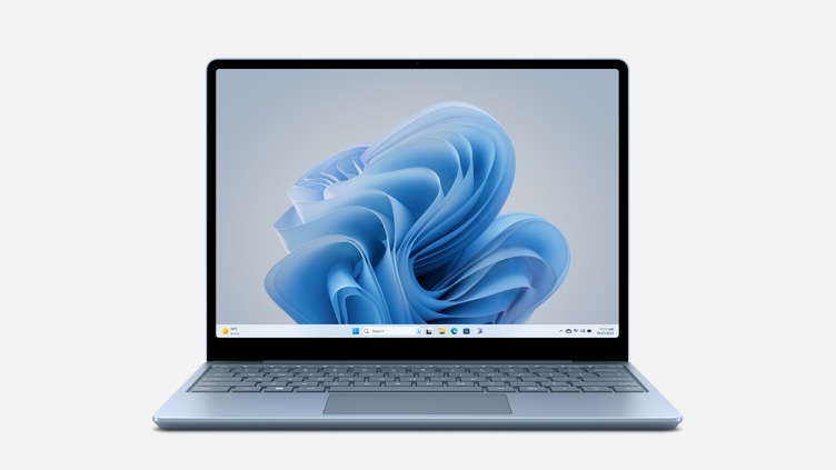 Un Surface Laptop Go 3 en couleur Bleu Glacier.