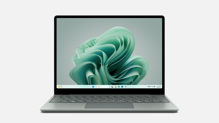 Ein Surface Laptop Go 3 in der Farbe Salbei.