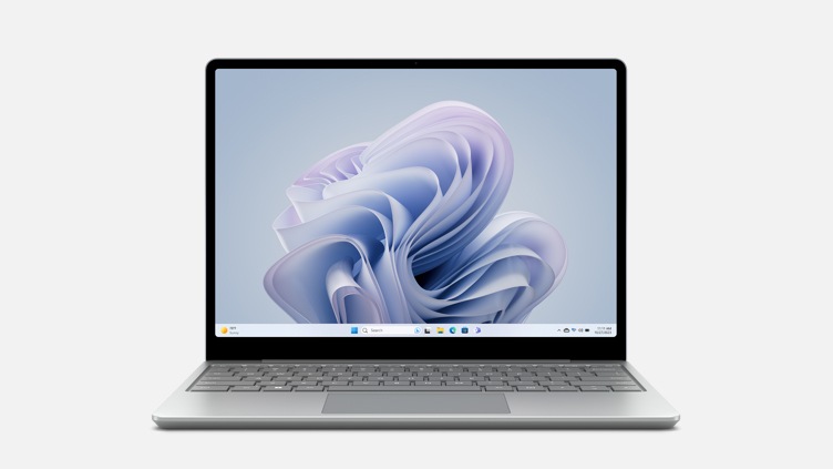 Ein Surface Laptop Go 3 in der Farbe Platin.