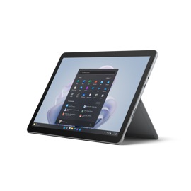 Een Surface Go 4 voor zakelijk gebruik met de ingebouwde kickstand uitgeklapt.
