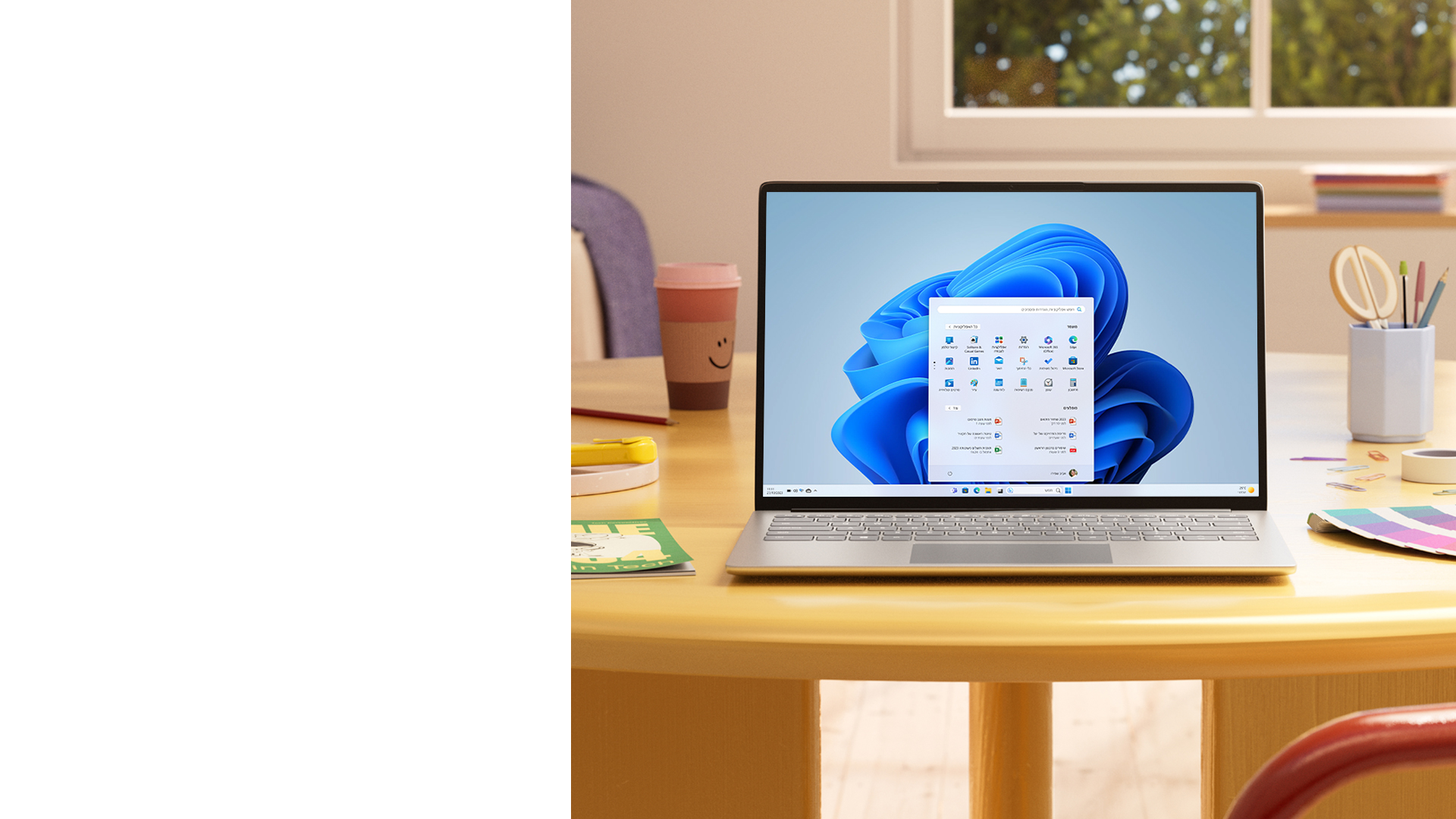 מחשב Windows 11, מונח על שולחן, עם תפריט 'התחל'