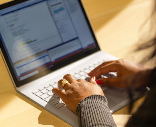 A Microsoft employee creates a Power App on their laptop.