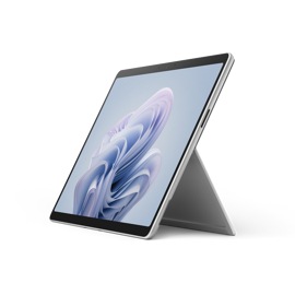 Un dispositivo Surface Pro 10 para empresas en platino utiliza el soporte trasero integrado.