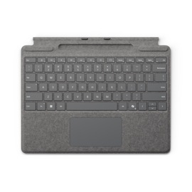Pohled shora na klávesnici Surface Pro se slotem na pero platinové barvě.