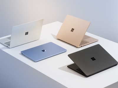 Vier Surface Laptop-apparaten in saffier, duinzand bruin, platina en zwart.