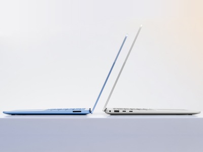 背中合わせの Surface Laptop 13.8 インチと Surface Laptop 15 インチ。