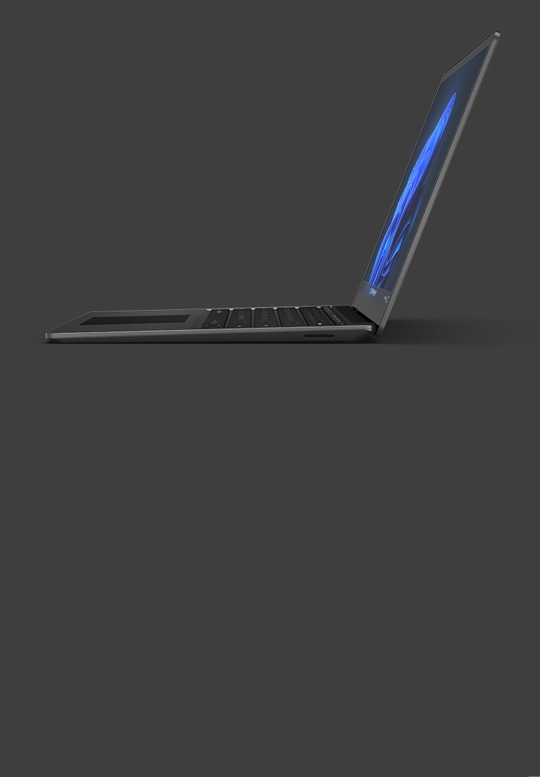 جهاز Surface Laptop 4 بحجم 15 بوصة يظهر باللون الأسود غير اللامع المعدني