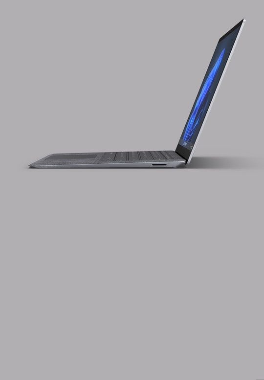 显示亮铂金颜色 Alcantara 饰面的 13.5 英寸 Surface Laptop 4